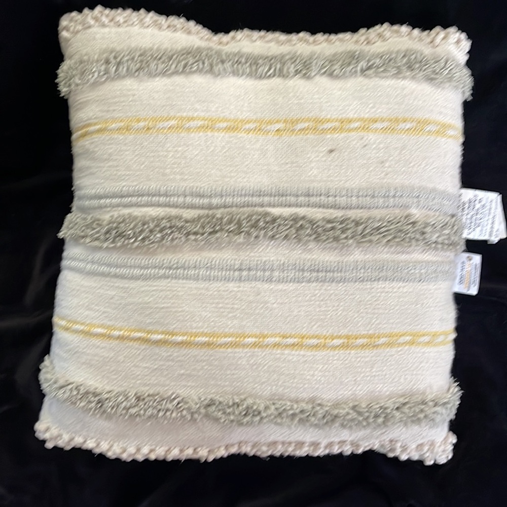 Set of 2 Boho Style Pillow. 17X17. - Picture 3 of 6